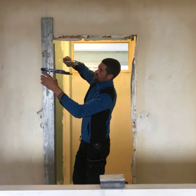 Pose d’une porte coulissante type atelier réalisée par John Congar pour un client.